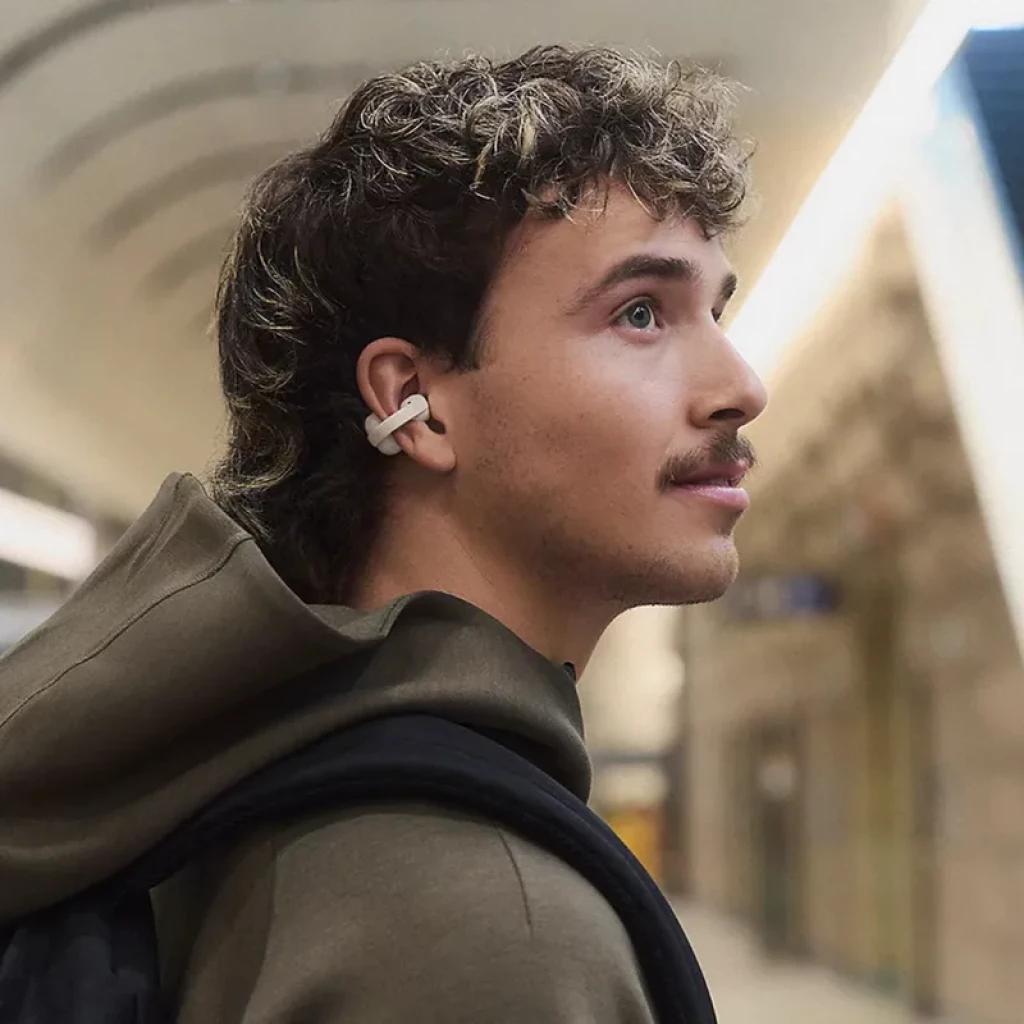 Sony LinkBuds Clip WF-LC900 Noir avec design à oreille ouverte, clip discret derrière l’oreille, format compact et léger, idéal pour écoute ambiante