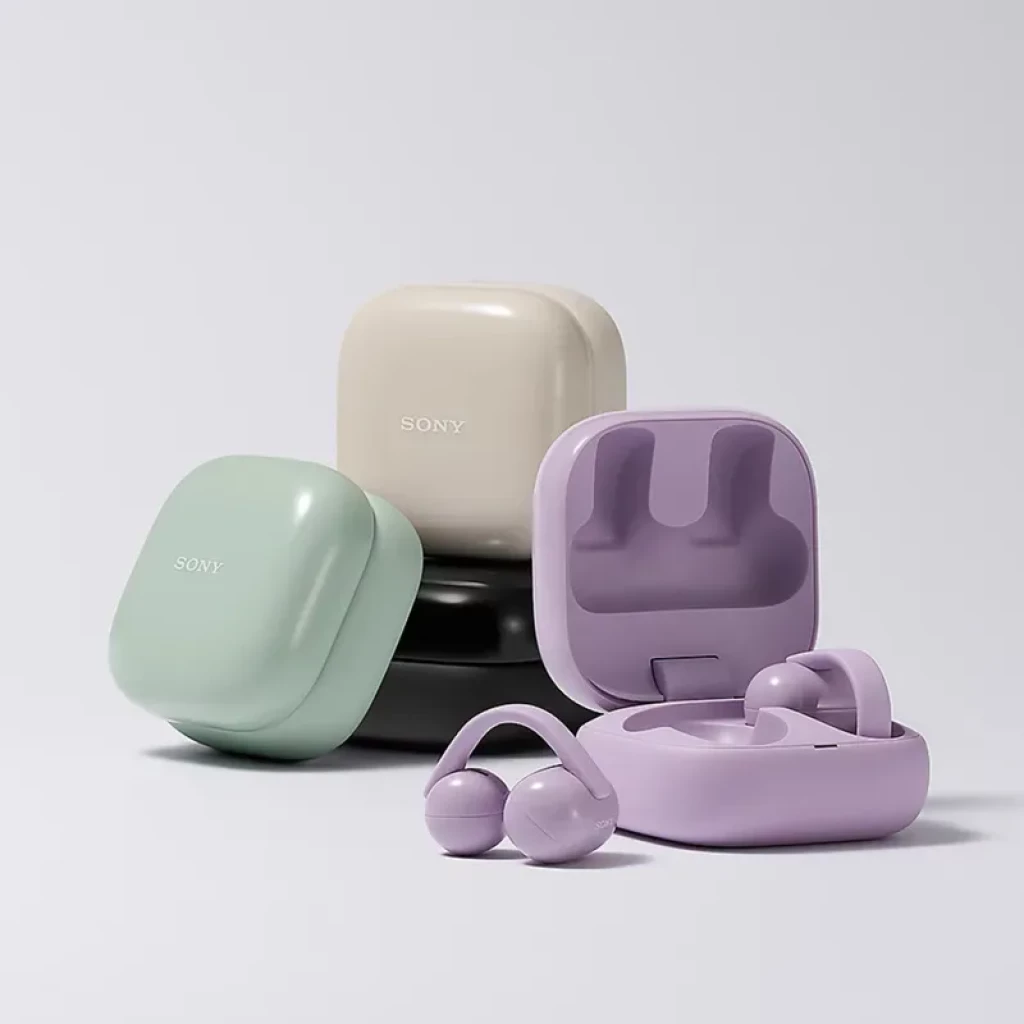 Estojo e earbuds Sony LinkBuds Clip WF-LC900 bege em destaque, ao lado de cases em verde, preto e lavanda; design open-ear compacto e moderno.