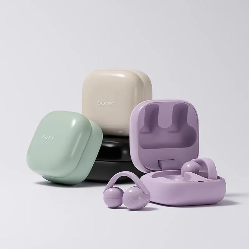 Estojo e earbuds Sony LinkBuds Clip WF-LC900 bege em destaque, ao lado de cases em verde, preto e lavanda; design open-ear compacto e moderno.