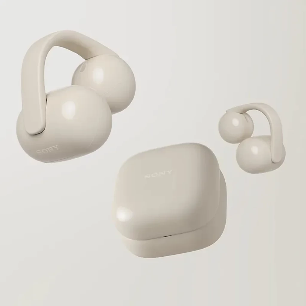 Sony LinkBuds Clip WF-LC900 bege em design open-ear; módulos arredondados com clip, dois earbuds e estojo compacto fosco combinando na mesma cor