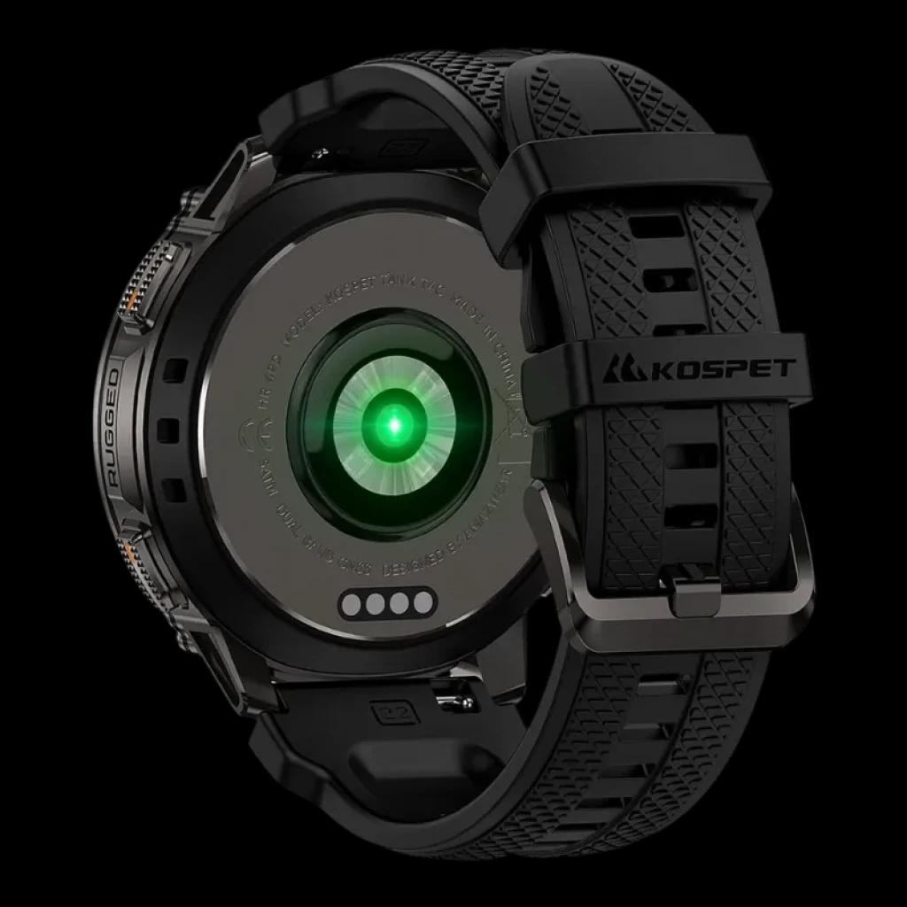 Kospet Tank T4C Preto com bracelete preta, sensor traseiro verde ativo, corpo robusto, fecho metálico, textura antiderrapante e resistência 5 ATM