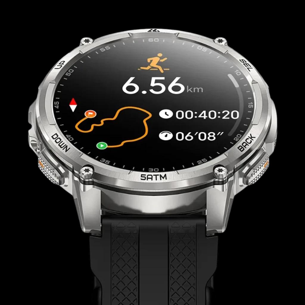 Relógio Kospet Tank T4C prateado com bracelete preta, moldura robusta com rota de corrida, métricas de tempo e ritmo, resistência 5 ATM