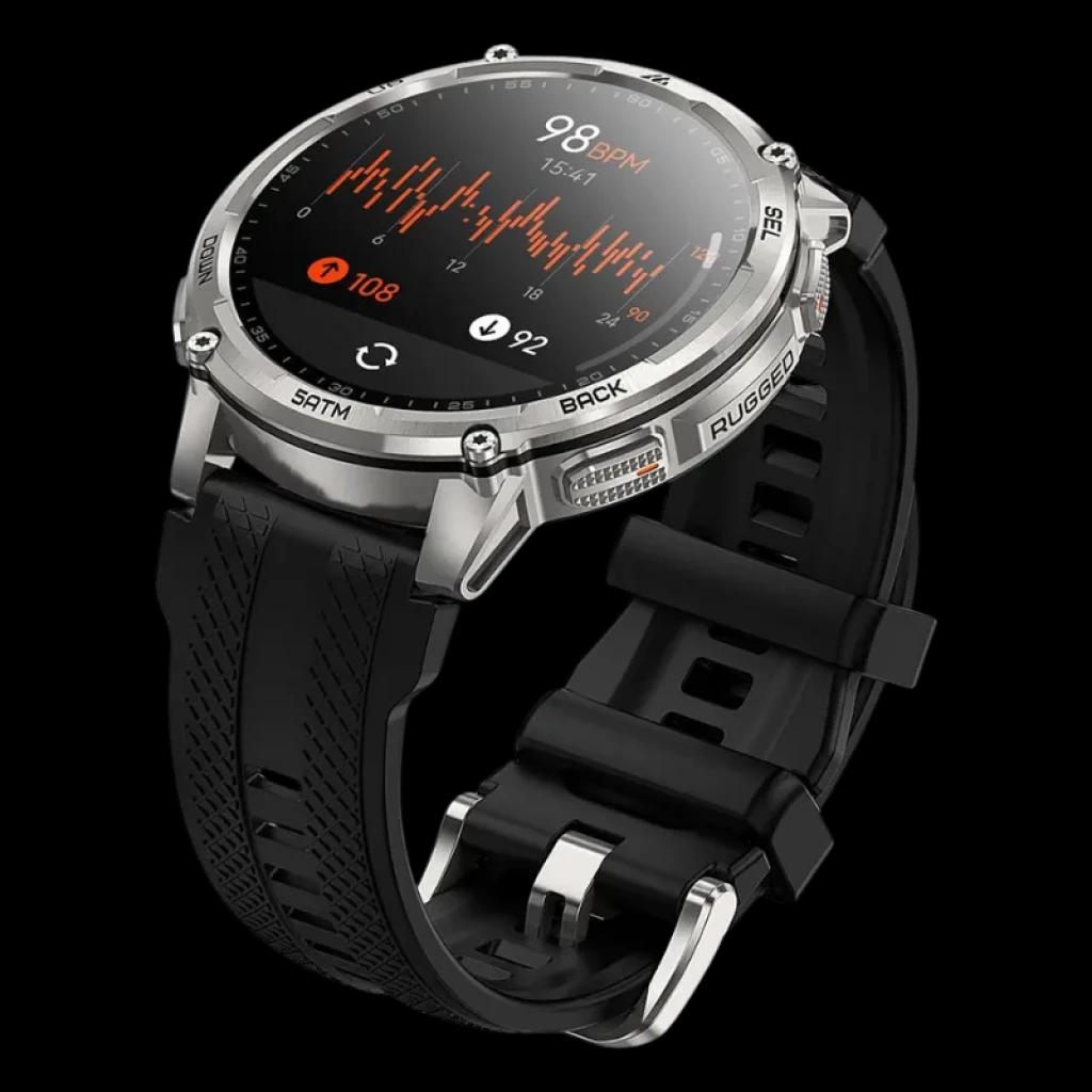 Vista a 45 graus do Kospet Tank T4C Prata com pulseira preta, caixa robusta prateada, ecrã AMOLED 1.5 com gráfico de frequência cardíaca, botões laterais e fivela metálica