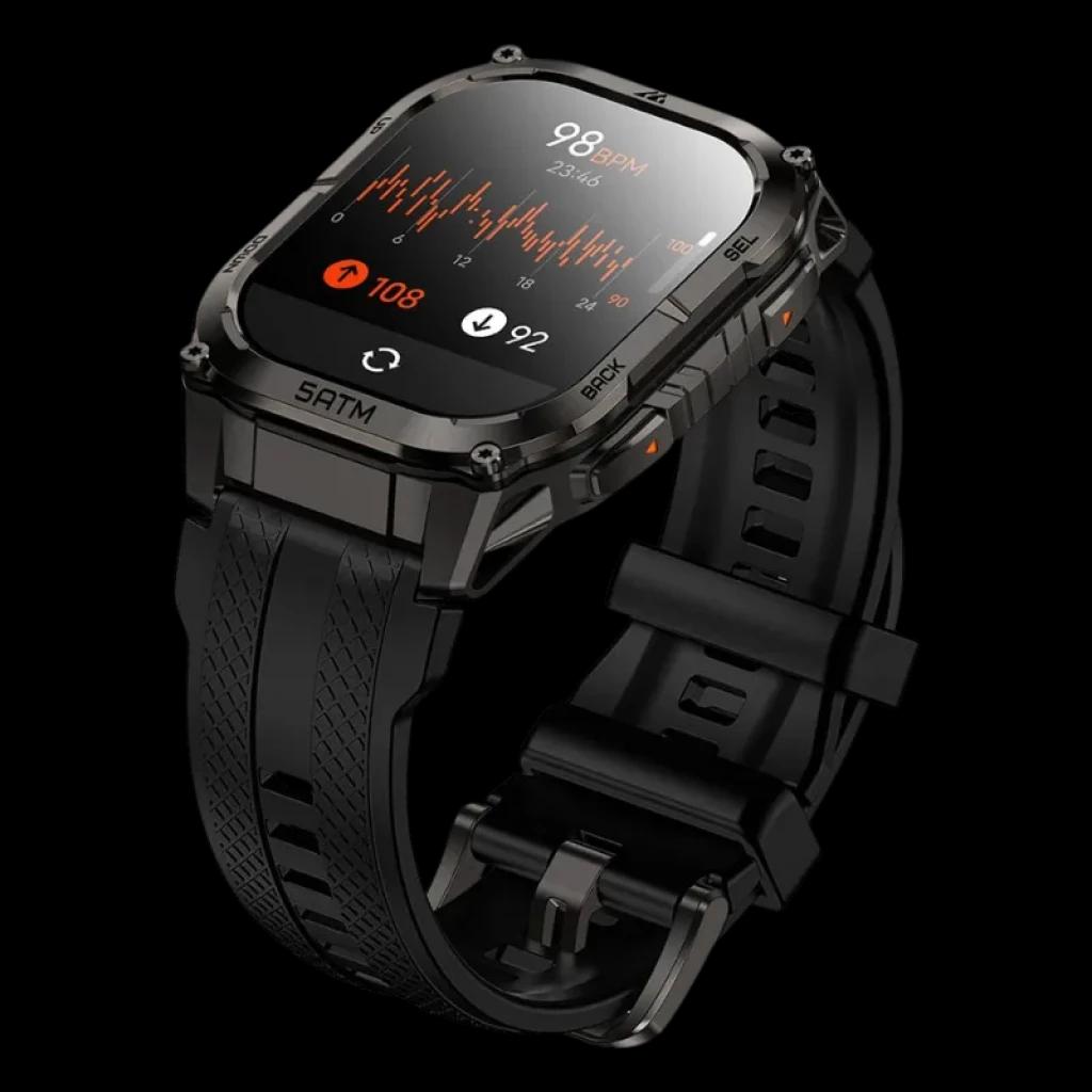 Vista a 45 graus do Kospet Tank M4C Preto com correia preta, caixa metálica robusta, ecrã AMOLED 1,96 com bordas curvas