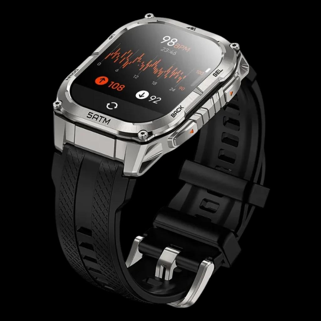 Vista a 45 graus do Kospet Tank M4C Prata com pulseira preta, caixa metálica robusta, ecrã AMOLED 1,96 com bordas curvas