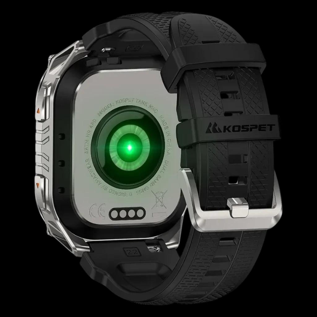 Kospet Tank M4C Prata com bracelete preta; parte traseira metálica robusta, sensor ótico verde centralizado e fivela prateada; design resistente e desportivo