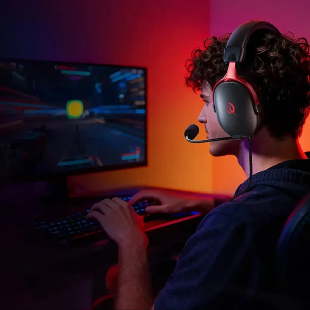 Auscultadores QCY Heroad VN200 com iluminação RGB, microfone boom ajustável, acolchoados grandes e arco confortável, ligação USB-A para gaming