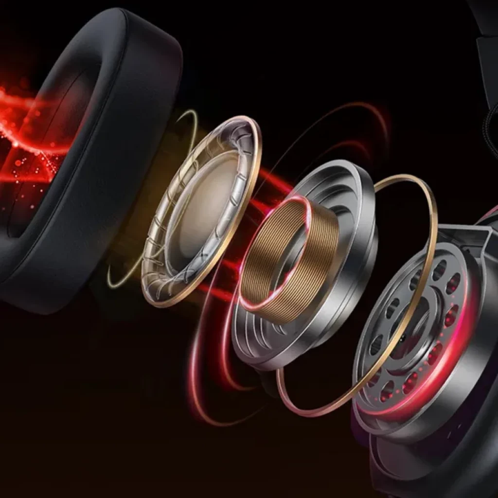 QCY Heroad VN200 USB-A com drivers dinâmicos de 40 mm, som espacial 7.1 e almofadas acolchoadas; detalhe interno do transdutor com bobina e diafragma