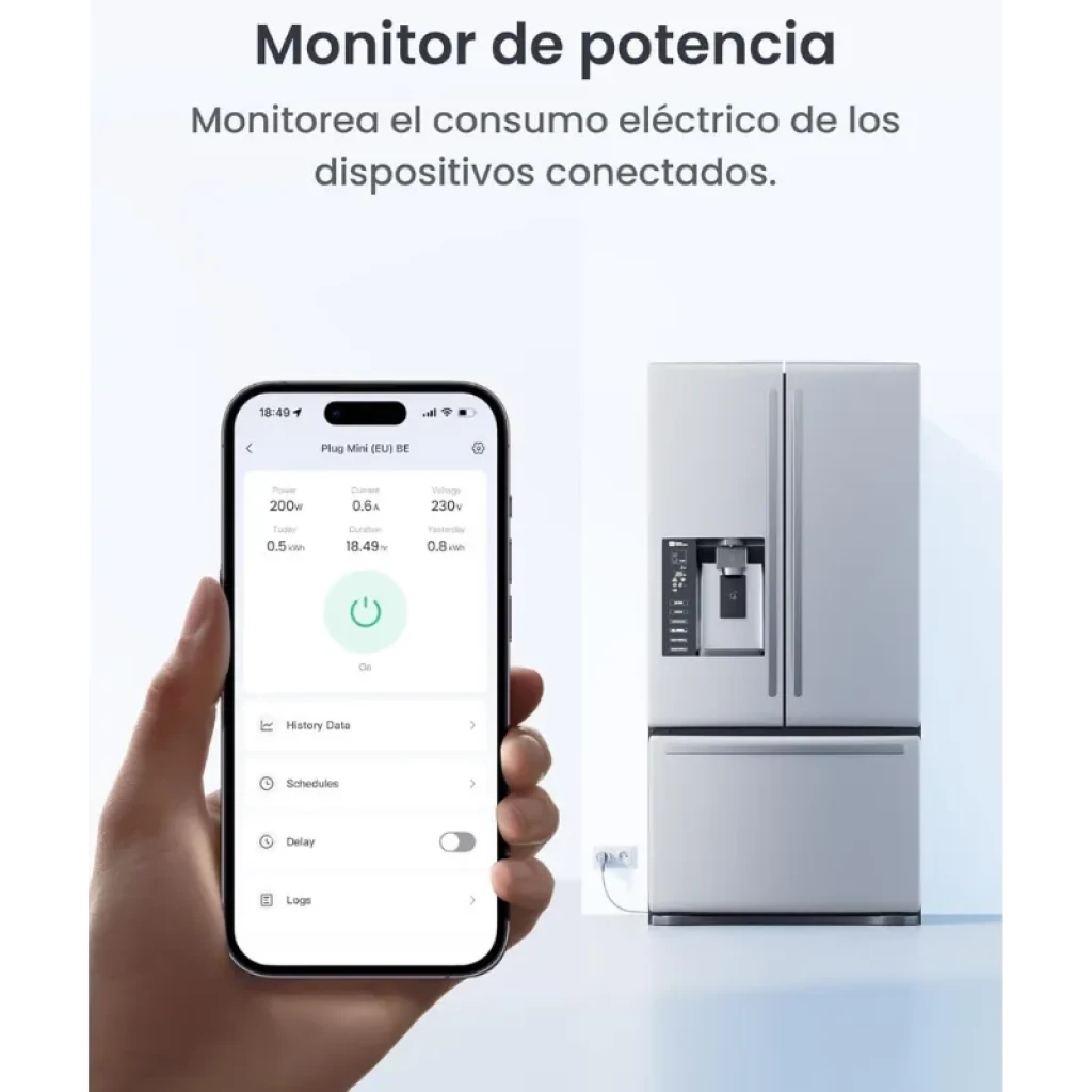 Prise intelligente Switchbot Plug Mini EU avec compteur de consommation, contrôle via application, compatible avec Matter et WiFi ; connectée à un réfrigérateur moderne dans la cuisine.