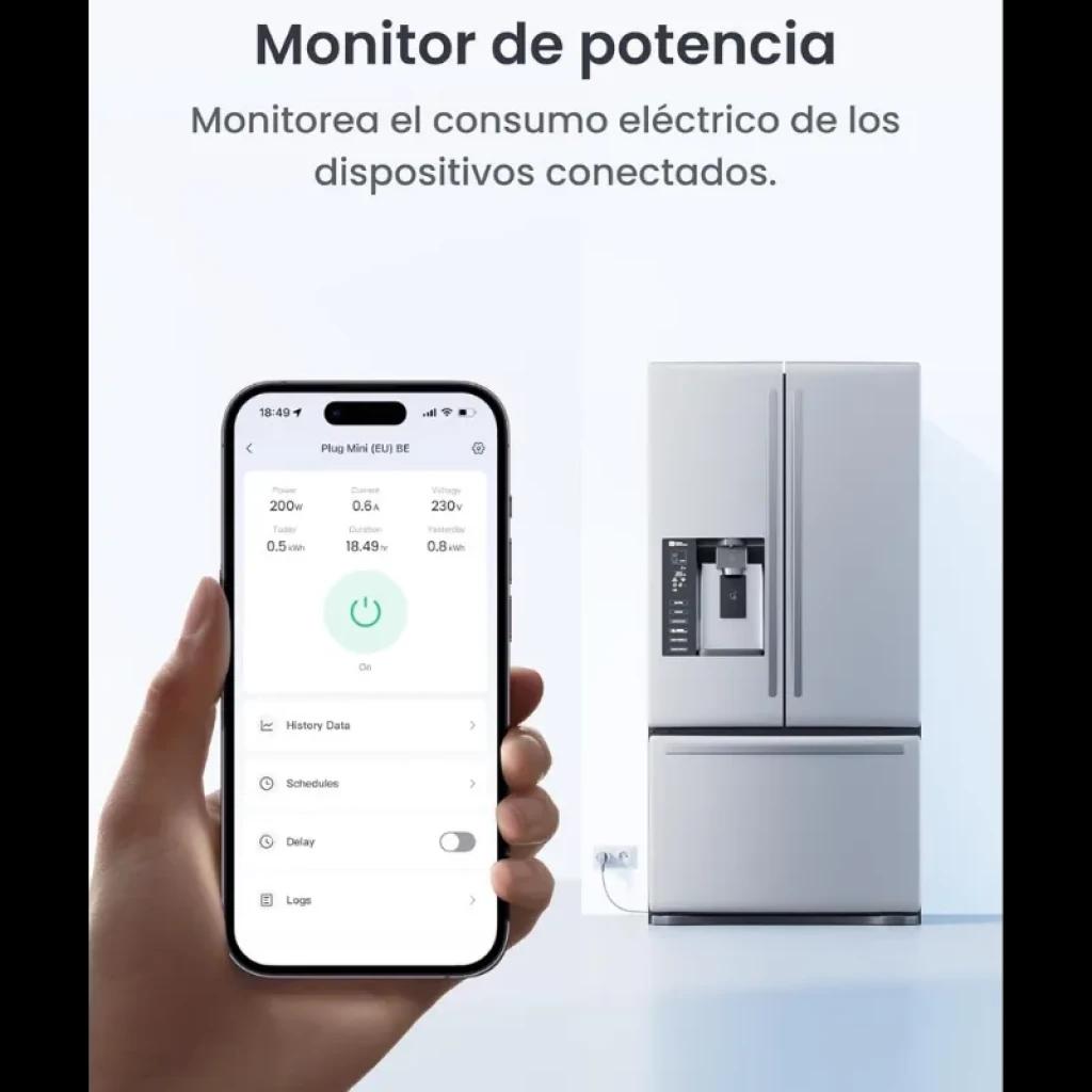 Prise intelligente Switchbot Plug Mini EU avec compteur de consommation, contrôle via application, compatible avec Matter et WiFi ; connectée à un réfrigérateur moderne dans la cuisine.