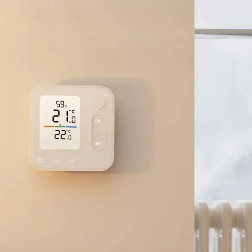 Switchbot Home Air Conditioning Panel blanco de pared con pantalla digital que muestra temperatura y humedad, botones táctiles de encendido, apagado y ajuste