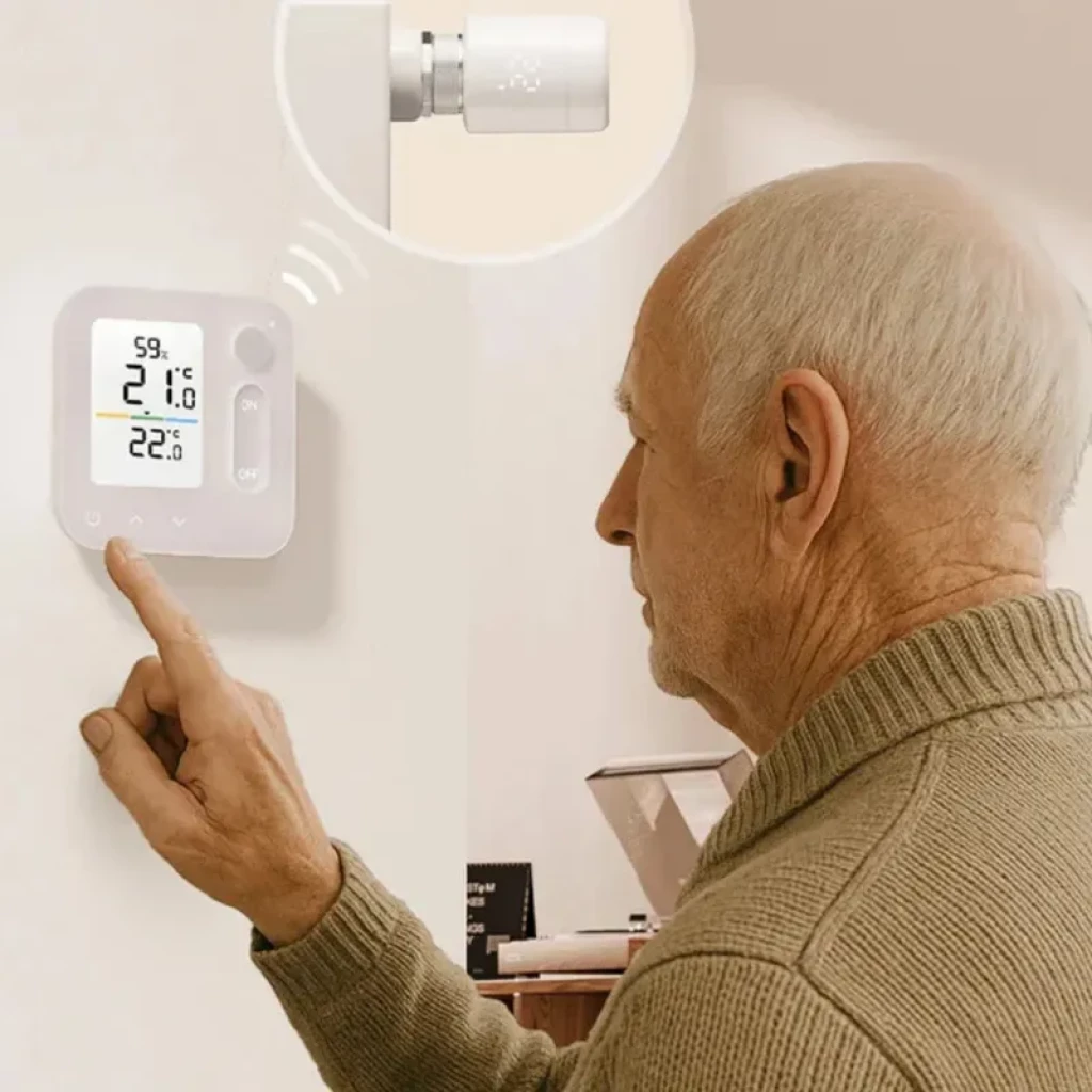 Switchbot Home Air Conditioning Panel con pantalla LCD: muestra humedad 59%, temperatura 21.1 °C y 22 °C, botones táctiles On Off, diseño blanco de pared