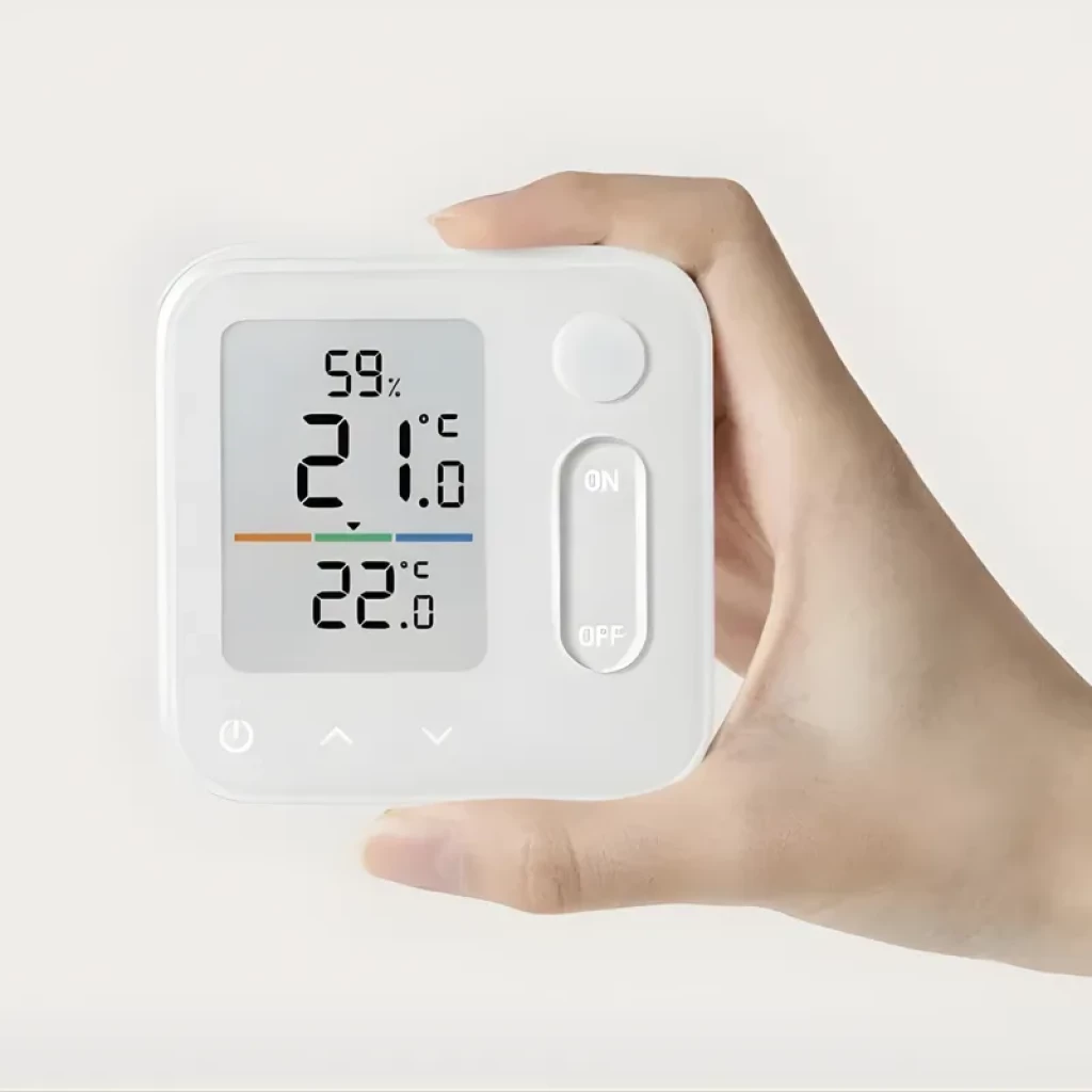 Switchbot Home Air Conditioning Panel con pantalla LCD: muestra humedad 59%, temperatura 21.6 °C y 22.6 °C, botones ON/OFF y control táctil compacto en