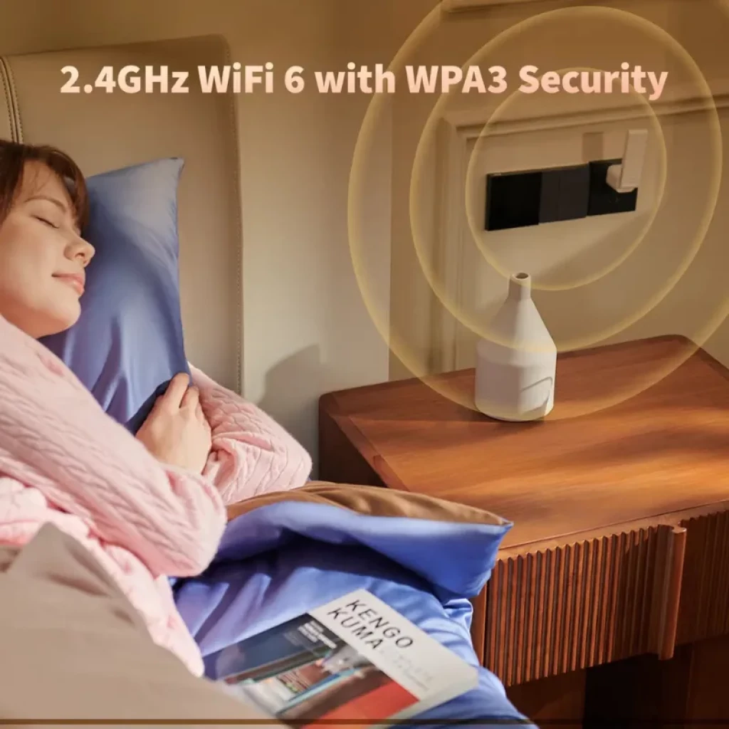 Aqara Hub M100 USB-A Matter WiFi 6 en mesa de noche, emitiendo ondas de señal 2.4 GHz con WPA3; diseño compacto blanco junto a cama y enchufe mural