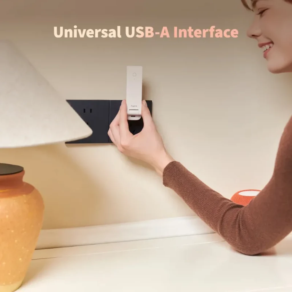 Aqara Hub M100 con diseño compacto en color blanco, conector USB-A universal y LED frontal, ideal para enchufes de pared y hubs smart