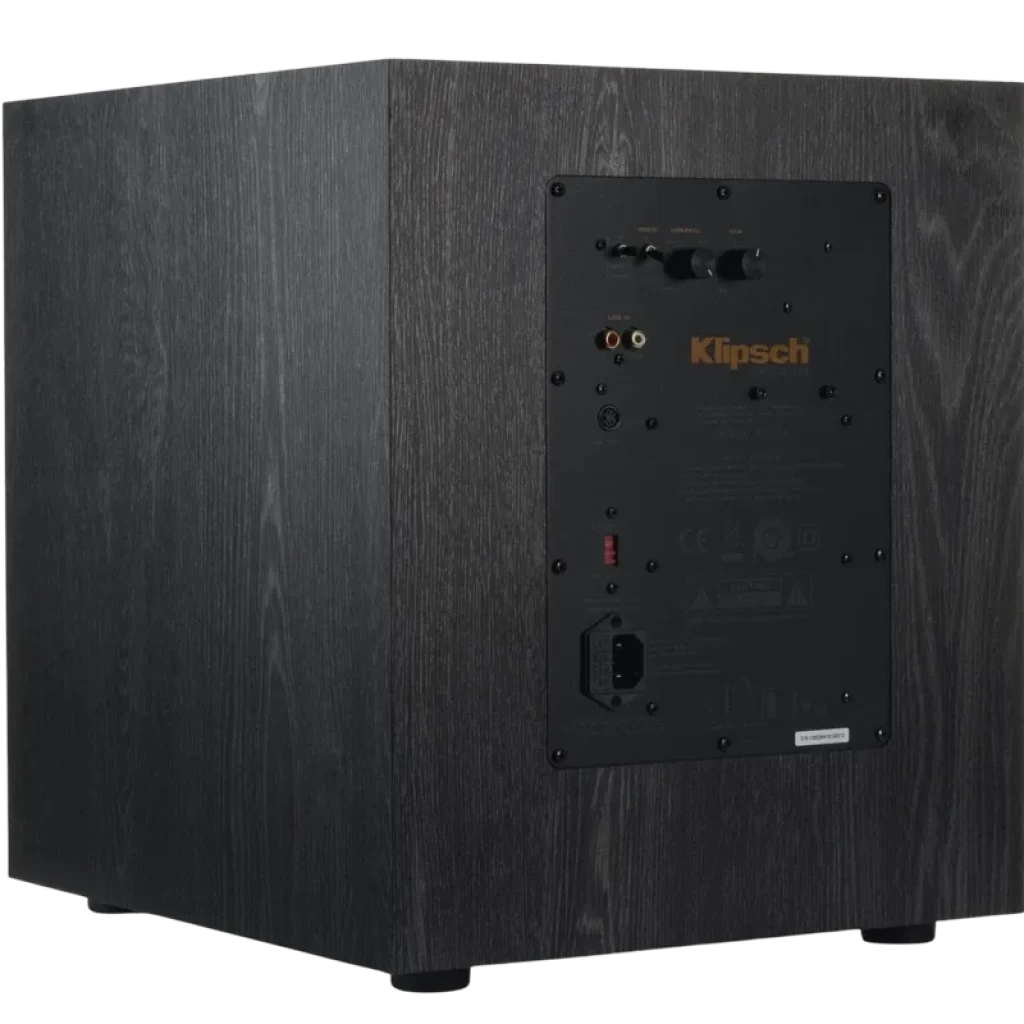 Subwoofer Klipsch SPL 100 CE 10 pol em madeira preta, painel traseiro com entradas RCA e LFE, controles de ganho e crossover, pés robustos e acabamento fosco