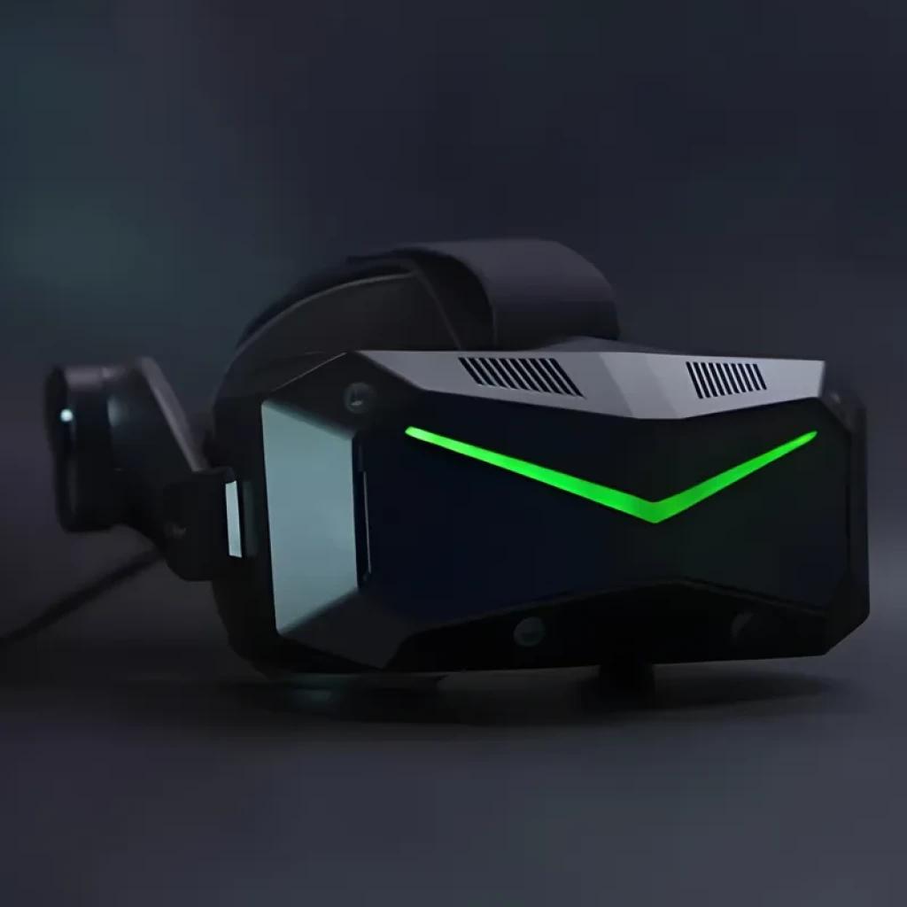 Pimax Crystal Super com frente preta angular e faixa verde em V, chassi robusto, ventilação superior e alça acolchoada; visor VR 4K por olho, 50 PPD