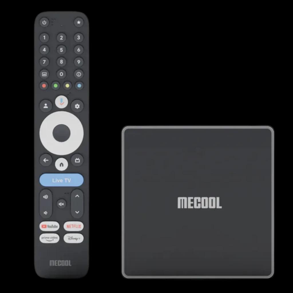 Controle remoto MECOOL com teclas dedicadas Netflix Prime Video Disney Plus ao lado de box compacto preto MECOOL GTV 4K com logotipo central