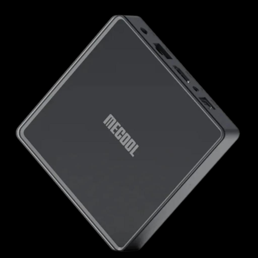 MECOOL MEon1 GTV 4K compacto em preto fosco, design quadrado inclinado, bordas chanfradas, portas USB e HDMI laterais, logo MECOOL centralizado