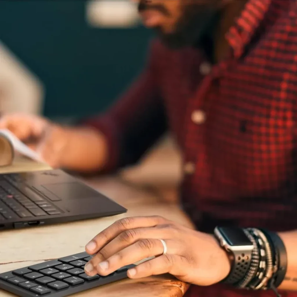 Lenovo Go 4Y41C33791 teclado numérico sem fios RF compacto, acabamento preto, teclas de perfil baixo e bateria recarregável, ideal ao lado do portátil