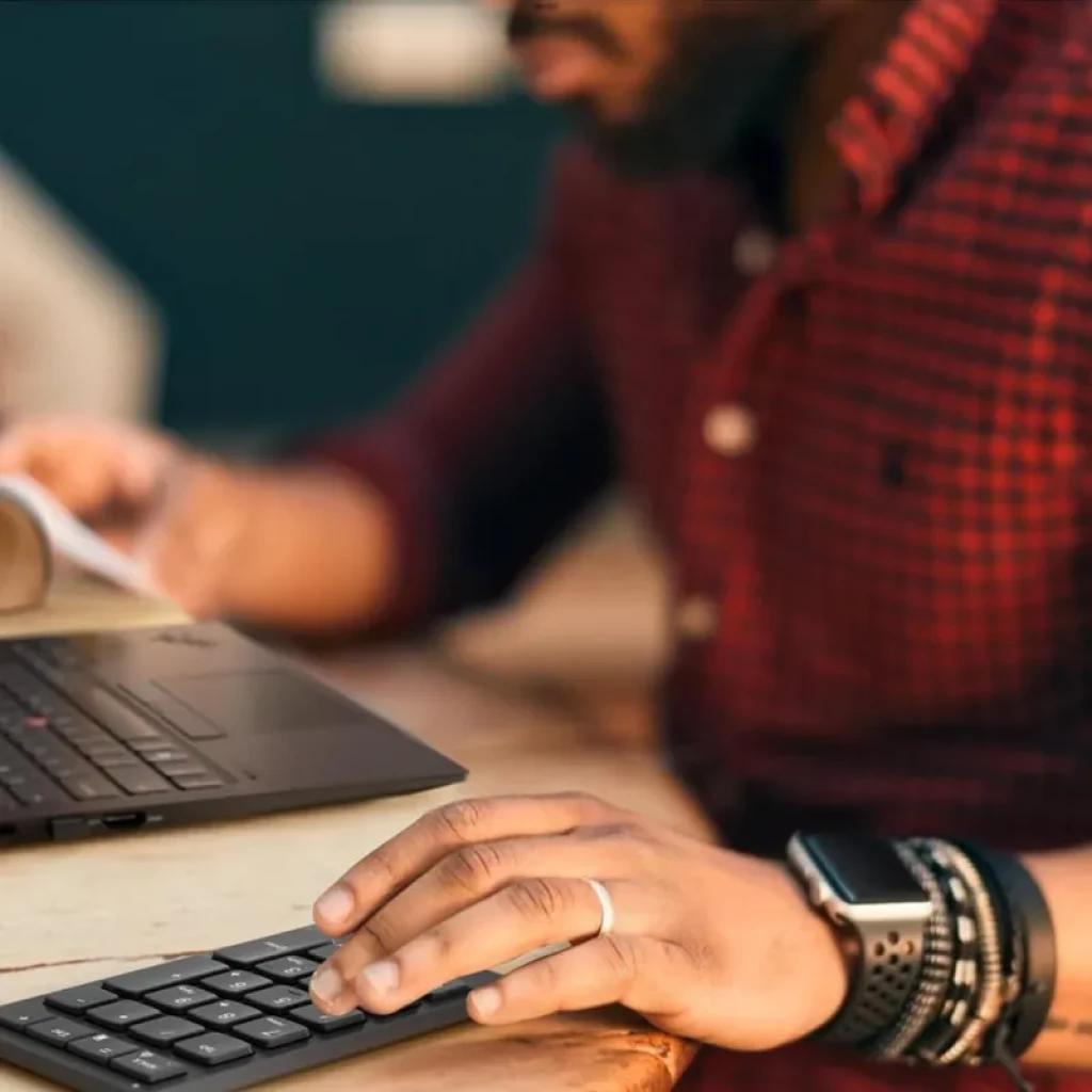 Lenovo Go 4Y41C33791 teclado numérico sem fios RF compacto, acabamento preto, teclas de perfil baixo e bateria recarregável, ideal ao lado do portátil