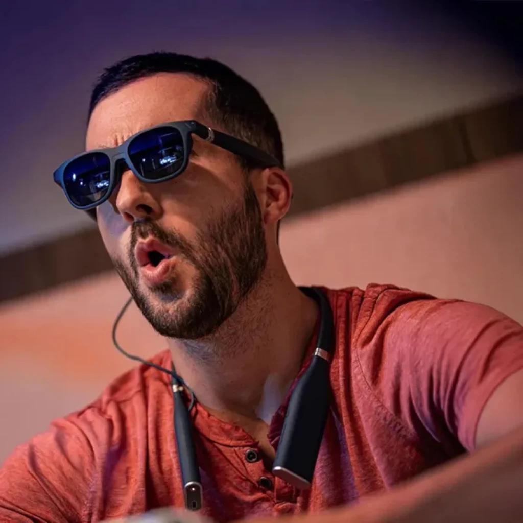 Lunettes AR Viture Pro XR avec verres bleus miroirs et monture noire, accompagnées d'un collier Viture One avec câbles fins et design ergonomique