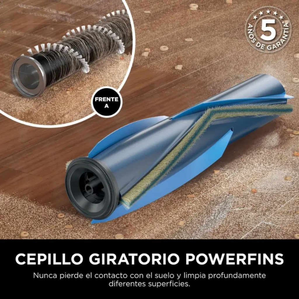 Brosse rotative PowerFins bleue avec poils et ailettes flexibles, conception anti-enchevêtrement et contact continu avec le sol ; idéale pour de multiples surfaces.