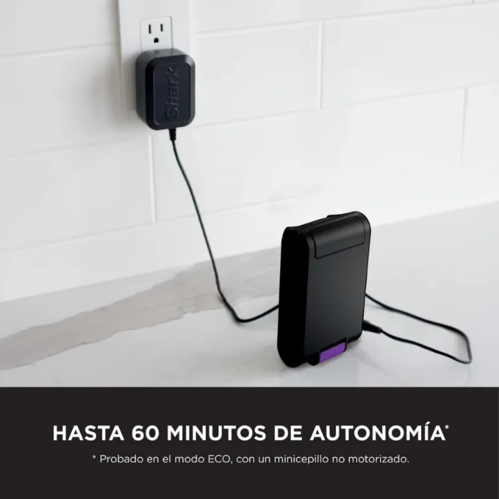 Batterie amovible Shark IW3612EU en charge, couleur noire avec détails violets, connectée à un adaptateur mural ; autonomie promise jusqu'à 60 minutes