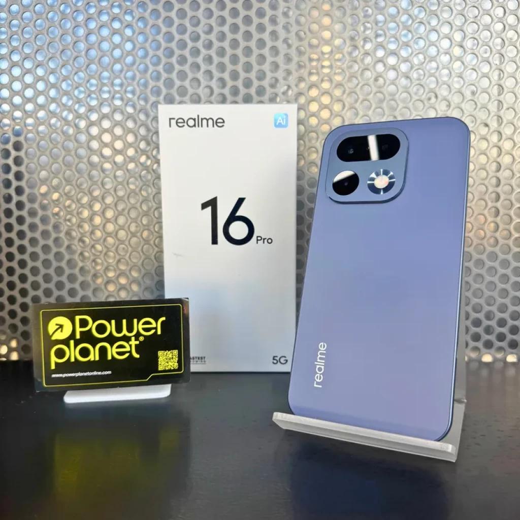 Smartphone Realme 16 Pro 5G gris con doble cámara trasera destacada y flash circular, carcasa mate, caja blanca al fondo y soporte de exhibición