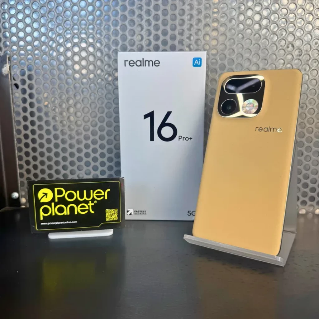 Realme 16 Pro+ dourado com módulo de câmera retangular grande, acabamento fosco elegante, caixa oficial ao fundo e suporte de exposição moderno