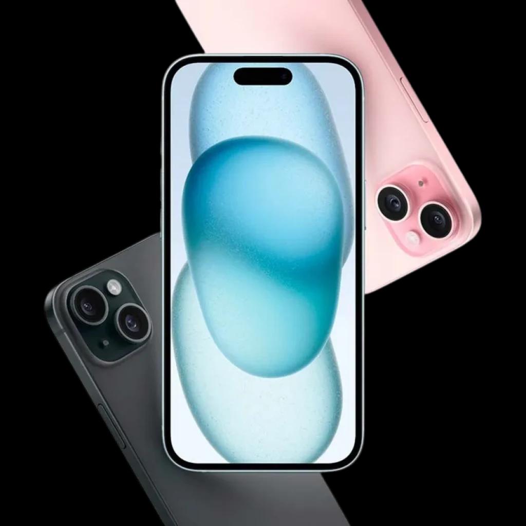 iPhone 15 Plus 256GB azul renovado excelente; pantalla amplia con Dynamic Island, bordes curvos, cámaras dobles traseras en módulo diagonal rosa y negro