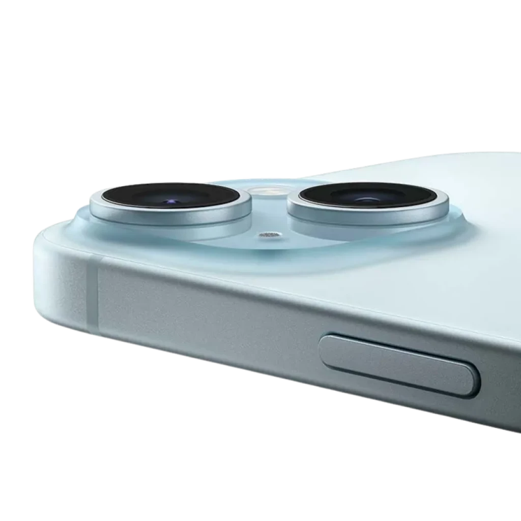 Módulo de câmeras duplas do iPhone 15 Plus azul, lentes grandes com anel metálico, acabamento fosco, bordas retas e botão lateral destacado.