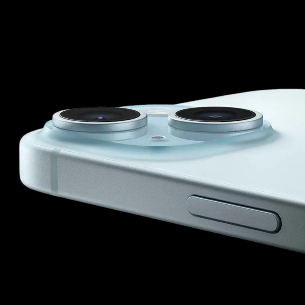 Módulo de câmeras duplas do iPhone 15 Plus azul, lentes grandes com anel metálico, acabamento fosco, bordas retas e botão lateral destacado.