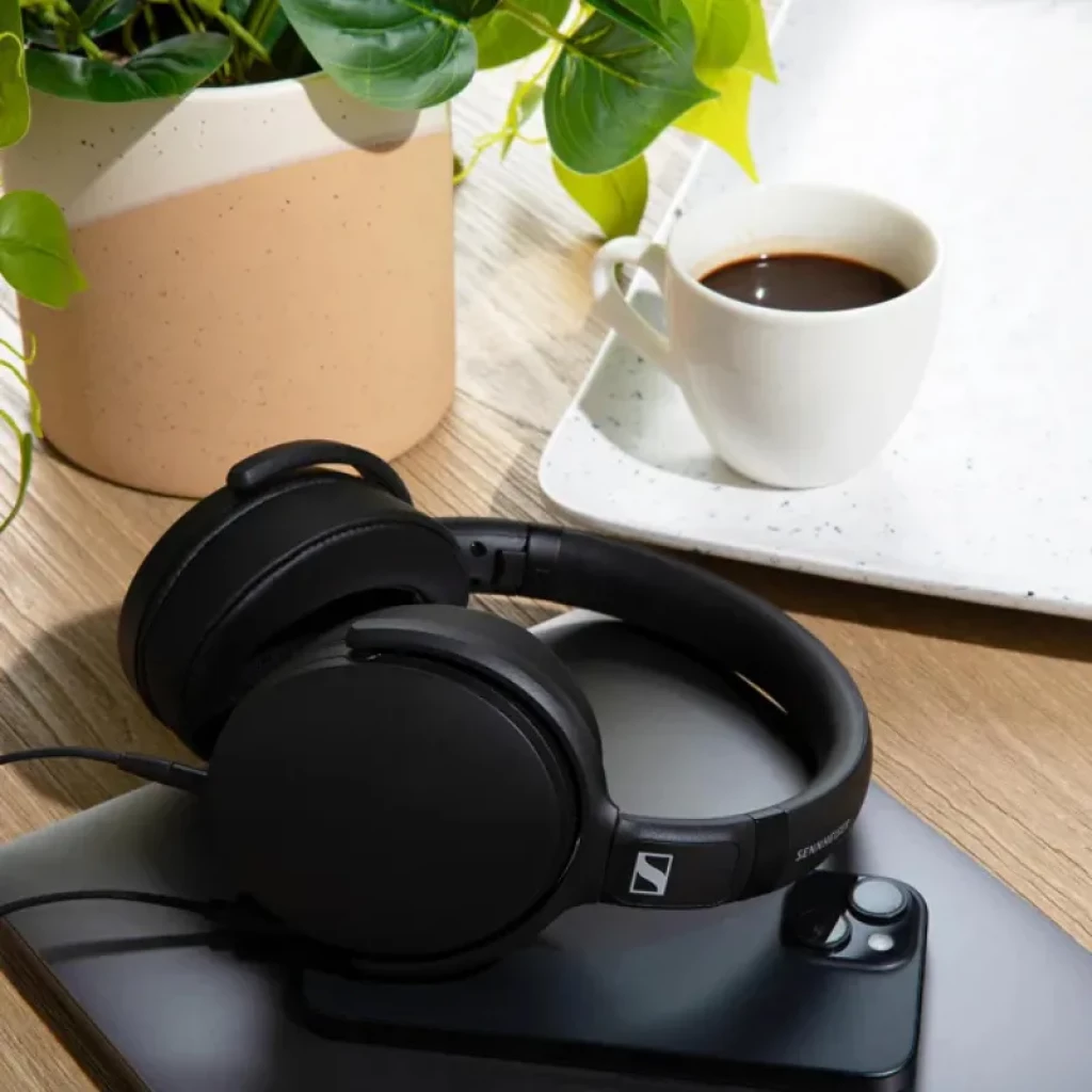 Auriculares Sennheiser HD 400U negros, diadema acolchada cerrada, copas over-ear plegables, cable USB, diseño minimalista con logo S en cada copa