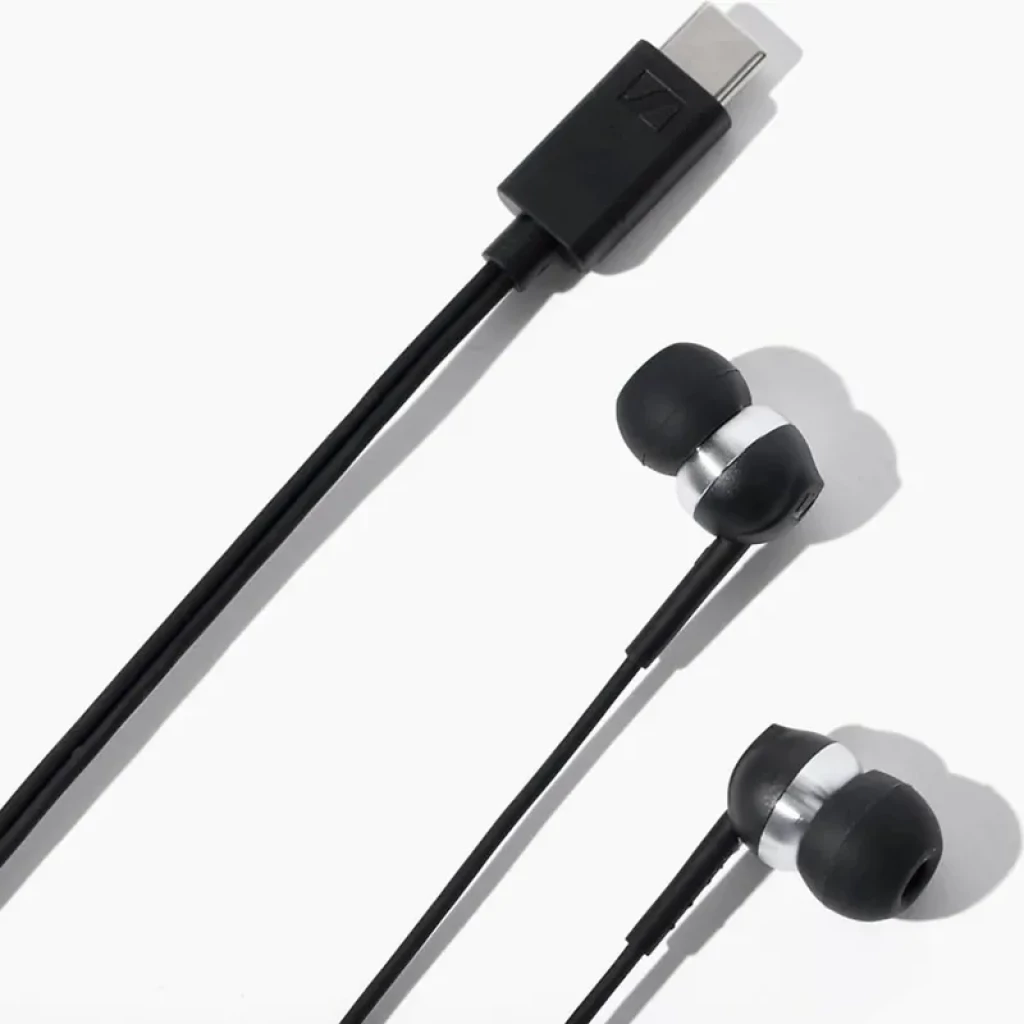 Sennheiser CX 80U auriculares in-ear negros con detalles plateados, almohadillas de silicona y cable fino con conector USB-C; diseño compacto y elegante