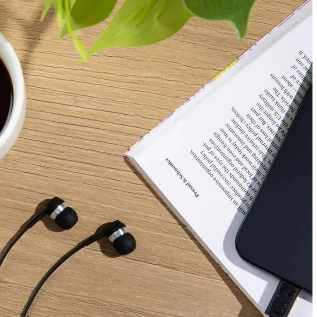 Sennheiser CX 80U: auriculares in-ear negros con almohadillas de silicona, aro metálico plateado y cable fino USB-C, diseño compacto y elegante