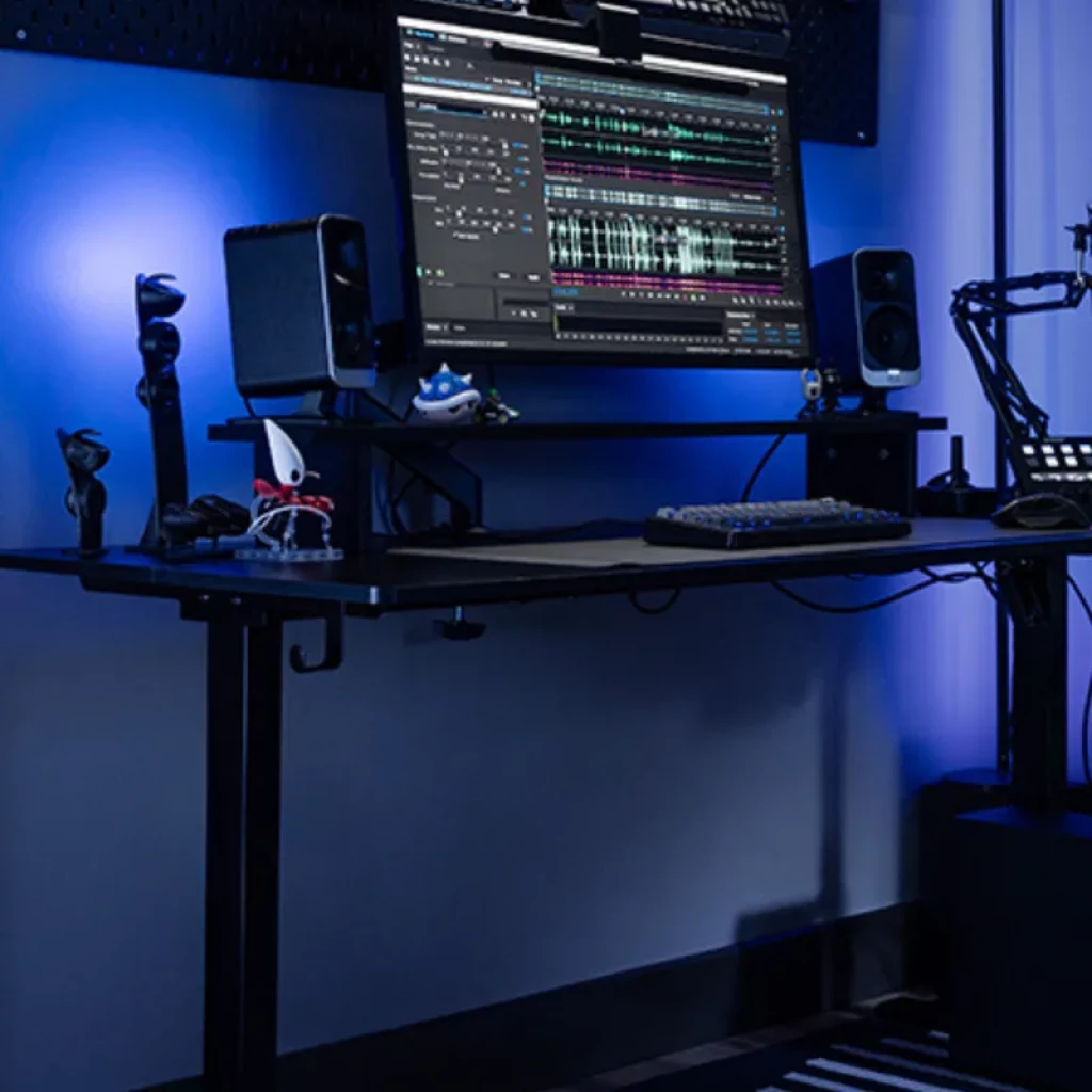 Klipsch ProMedia Lumina 2.1 Hi-Fi con subwoofer compacto; dos altavoces de escritorio negros, diseño minimalista, iluminación ambiental azul en setup gamer