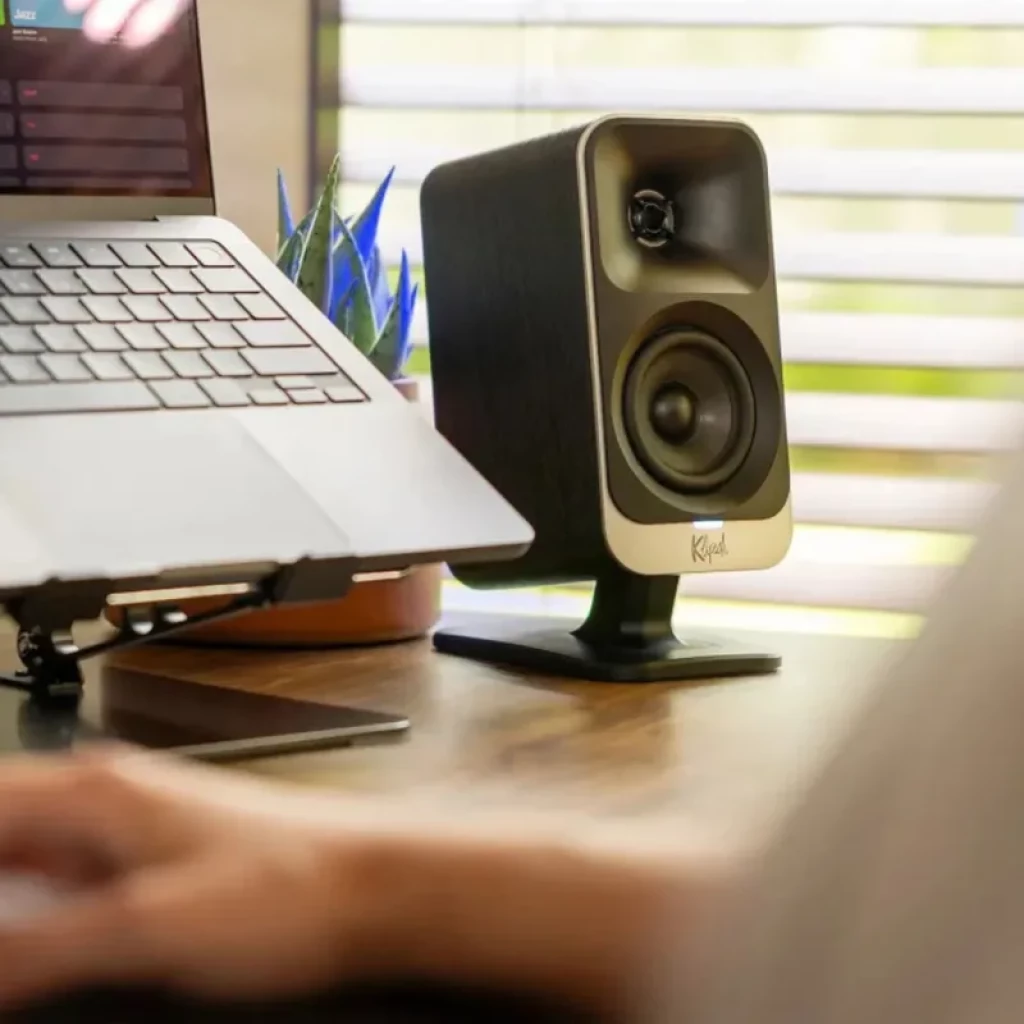 Altavoz satélite Klipsch ProMedia Lumina 2.1 en negro con tweeter expuesto y woofer de cono, caja rectangular en pedestal, diseño minimalista para escritorio