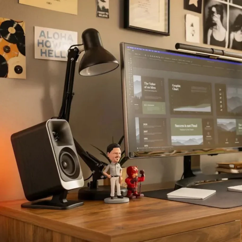 Klipsch ProMedia Lumina 2.1 Hi-Fi: altavoz satélite compacto negro con frontal plateado, driver visible y soporte inclinado, diseño moderno para escritorio