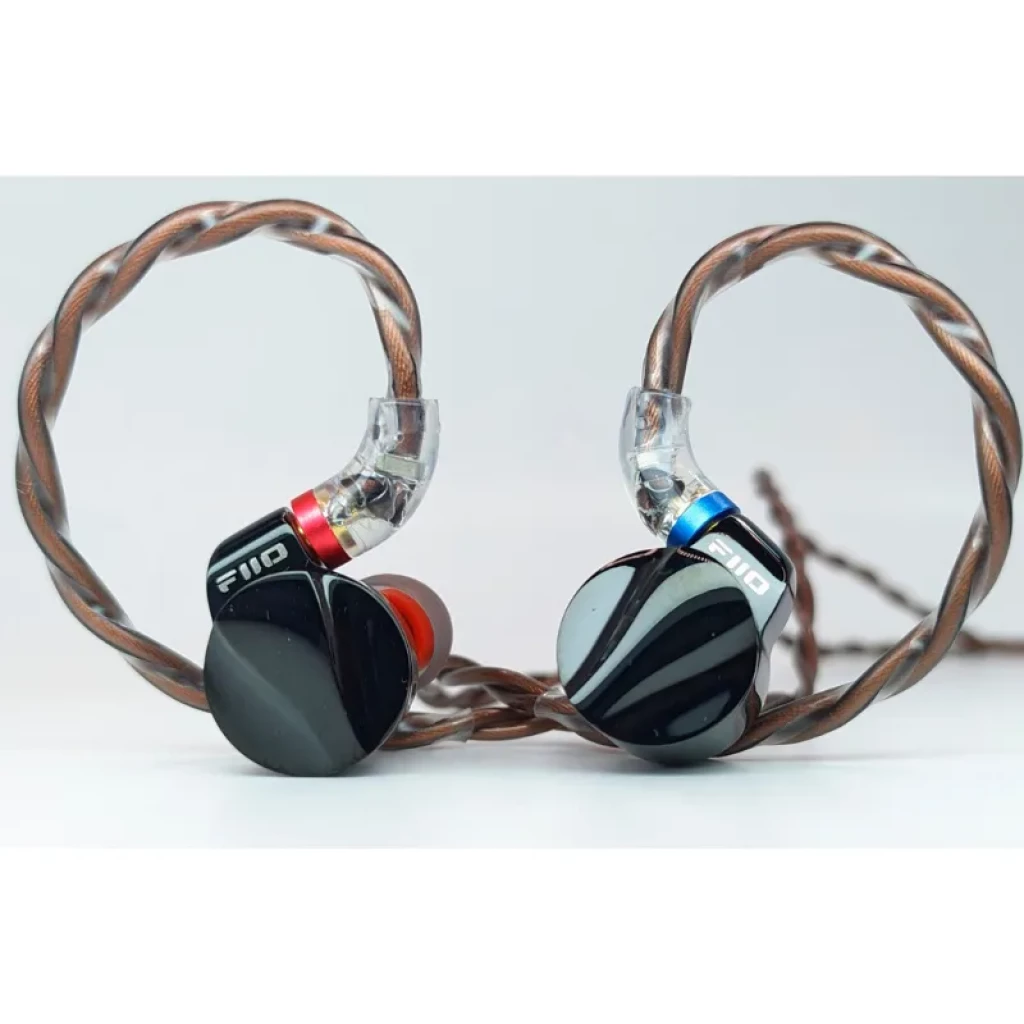 FiiO FD15 écouteurs filaires noir brillant avec coques asymétriques marbrées, embouts rouges, repères bleu et rouge, câble tressé cuivre translucide