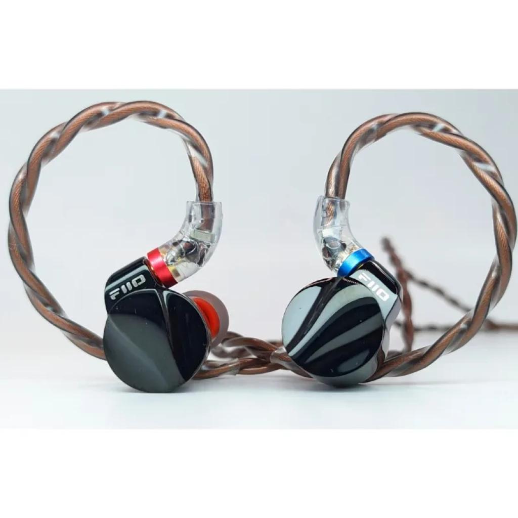 FiiO FD15 écouteurs filaires noir brillant avec coques asymétriques marbrées, embouts rouges, repères bleu et rouge, câble tressé cuivre translucide
