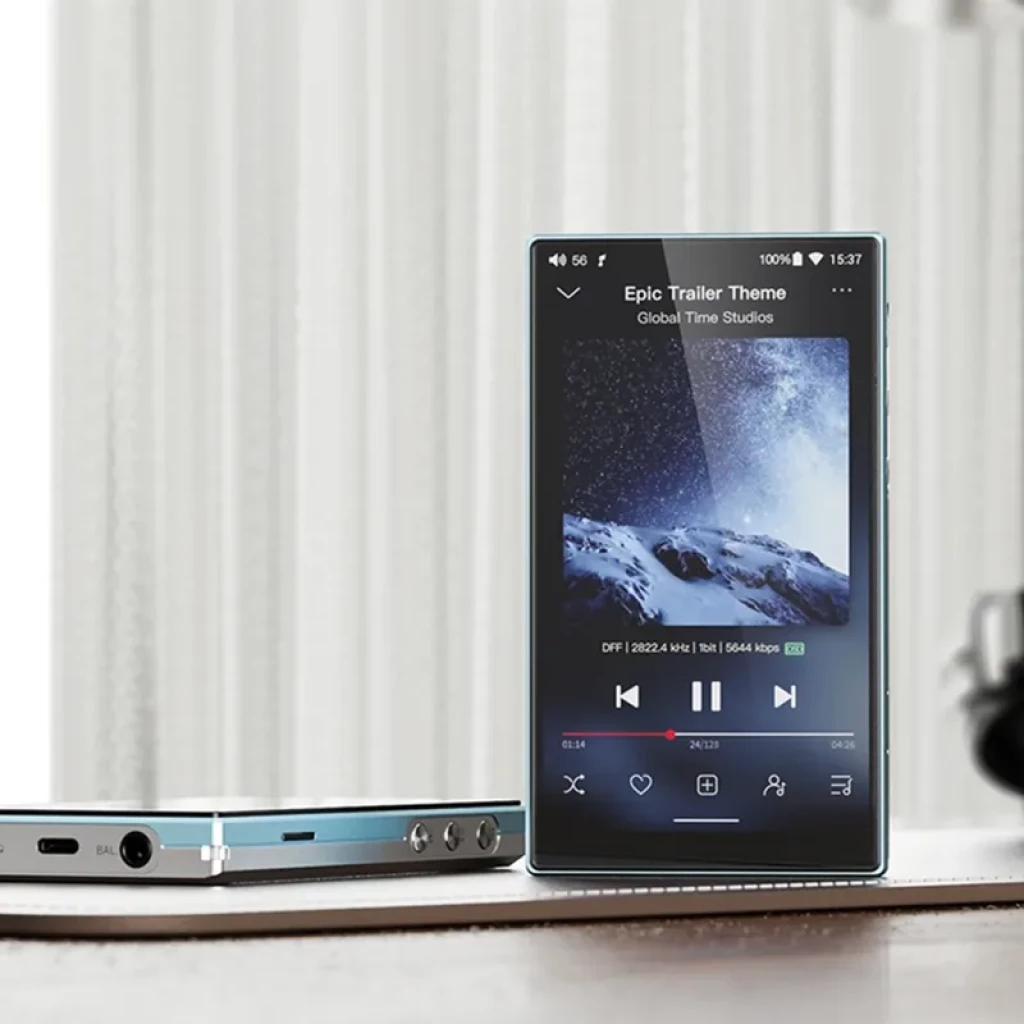 FiiO JM21 4+64 avec grand écran bord à bord, châssis métal argenté, ports jack et USB-C, interface audio Hi-Res affichant piste, jaquette et commandes