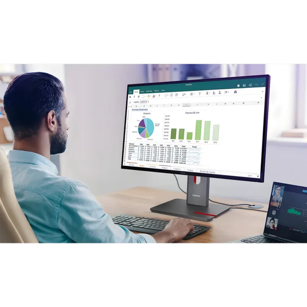 Monitor Lenovo ThinkVision P34WD-40 curvo de 34 pulgadas, panel IPS WQHD, 120 Hz, biseles finos, soporte ajustable y conectividad visible en escritorio