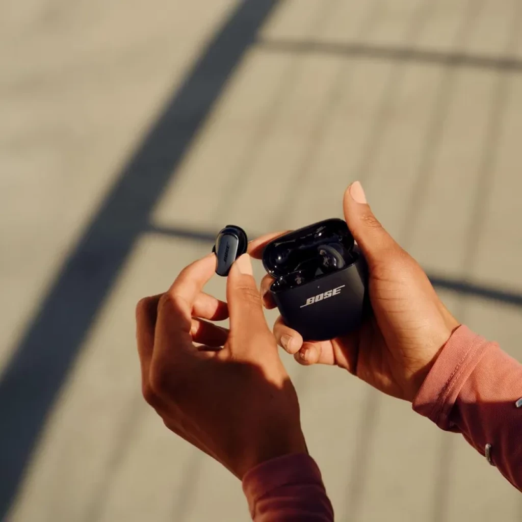 Étui de charge noir Bose avec oreillette Bose QuietComfort Ultra 2e génération, design compact mat, logo Bose argenté, prise en main ergonomique en