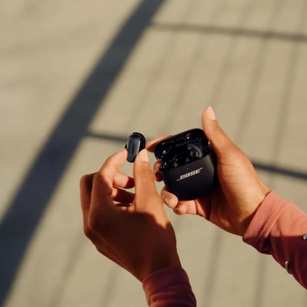 Étui de charge noir Bose avec oreillette Bose QuietComfort Ultra 2e génération, design compact mat, logo Bose argenté, prise en main ergonomique en