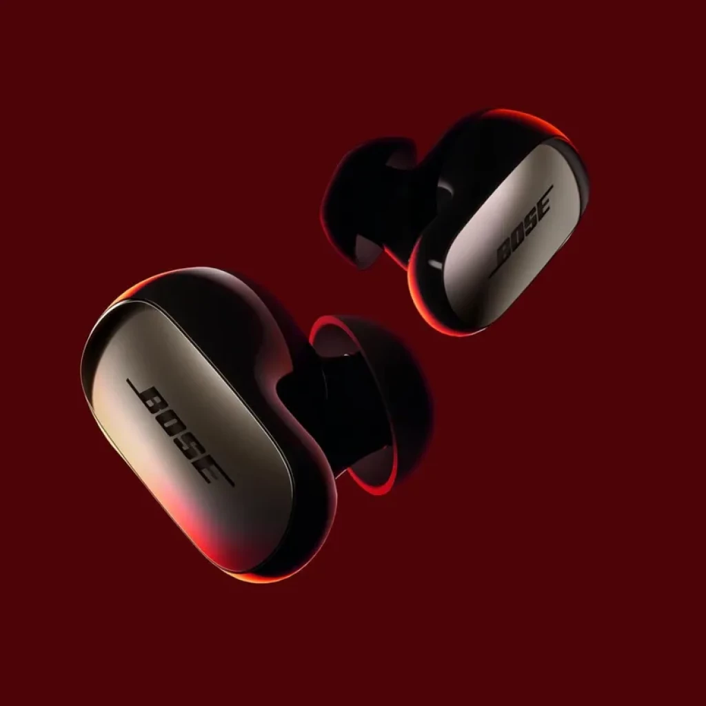 Écouteurs Bose QuietComfort Ultra 2e gén Noir, intra-auriculaires compacts noir mat avec reflets rouges, embouts en silicone et coque ovale au logo Bose