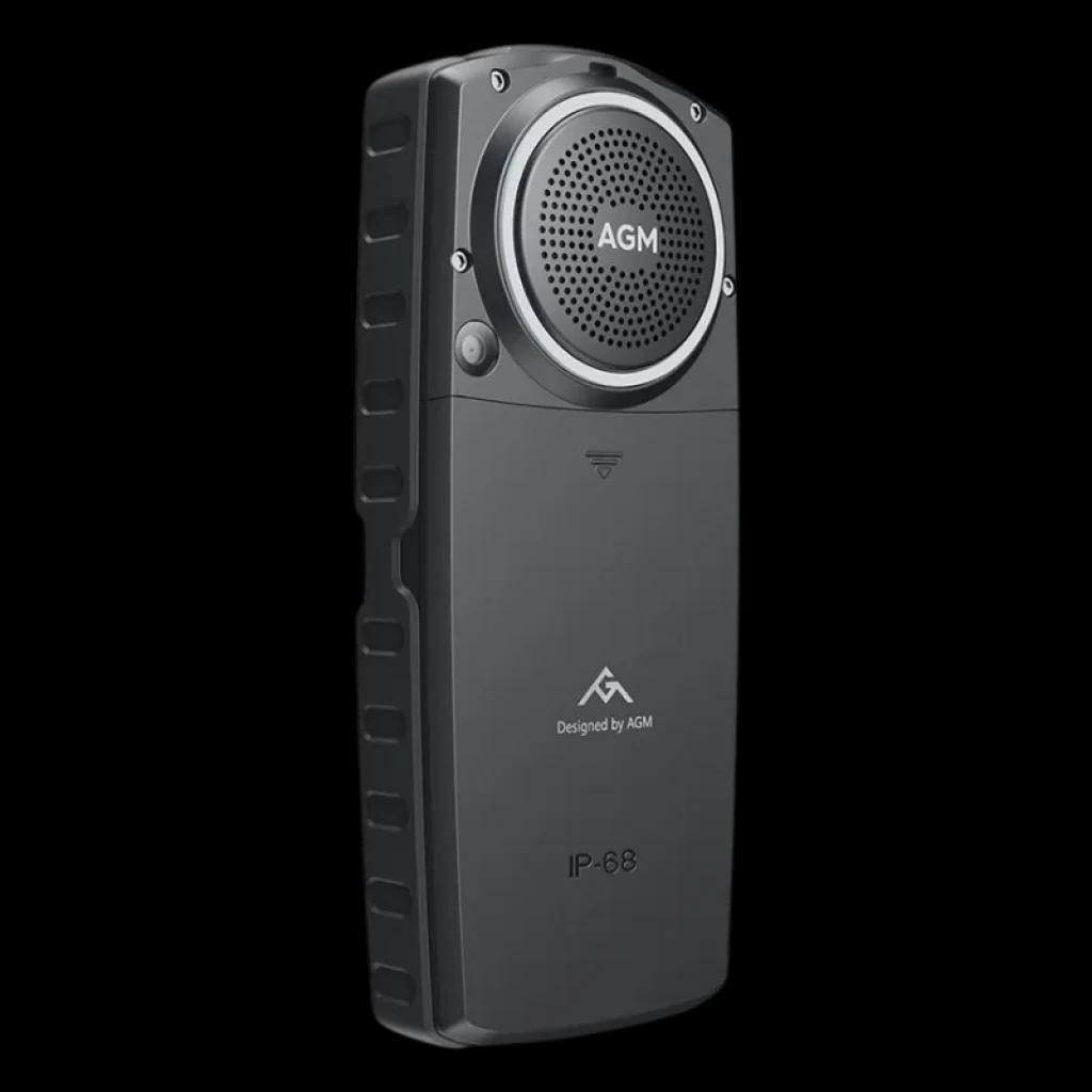 AGM M6 con carcasa robusta negra, altavoz trasero de 3,5W tipo rejilla, bordes texturizados antideslizantes y certificación IP68 resistente