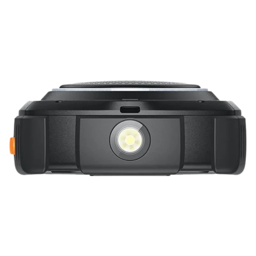 Parte inferior do AGM M6: lanterna LED central, porta de carregamento e caixa robusta preta com botão lateral laranja, design resistente e compacto