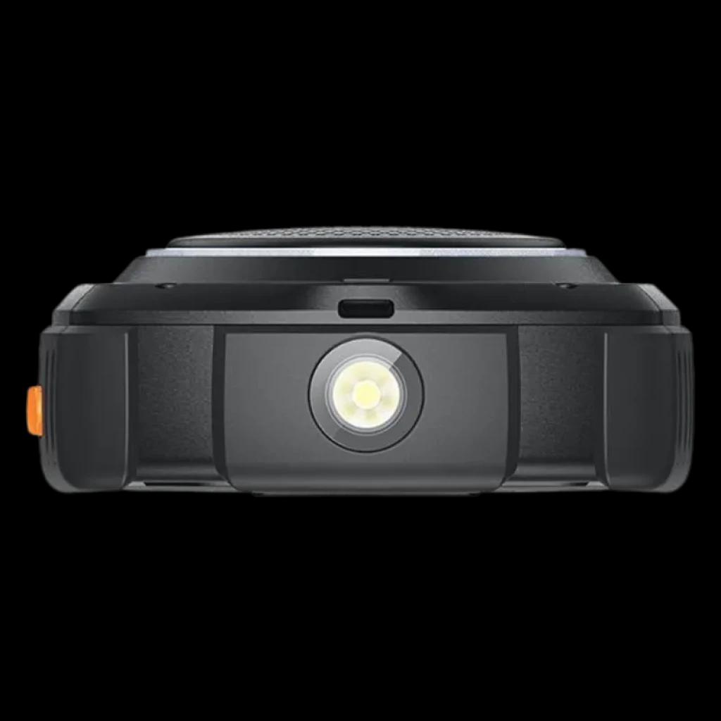 Parte inferior do AGM M6: lanterna LED central, porta de carregamento e caixa robusta preta com botão lateral laranja, design resistente e compacto