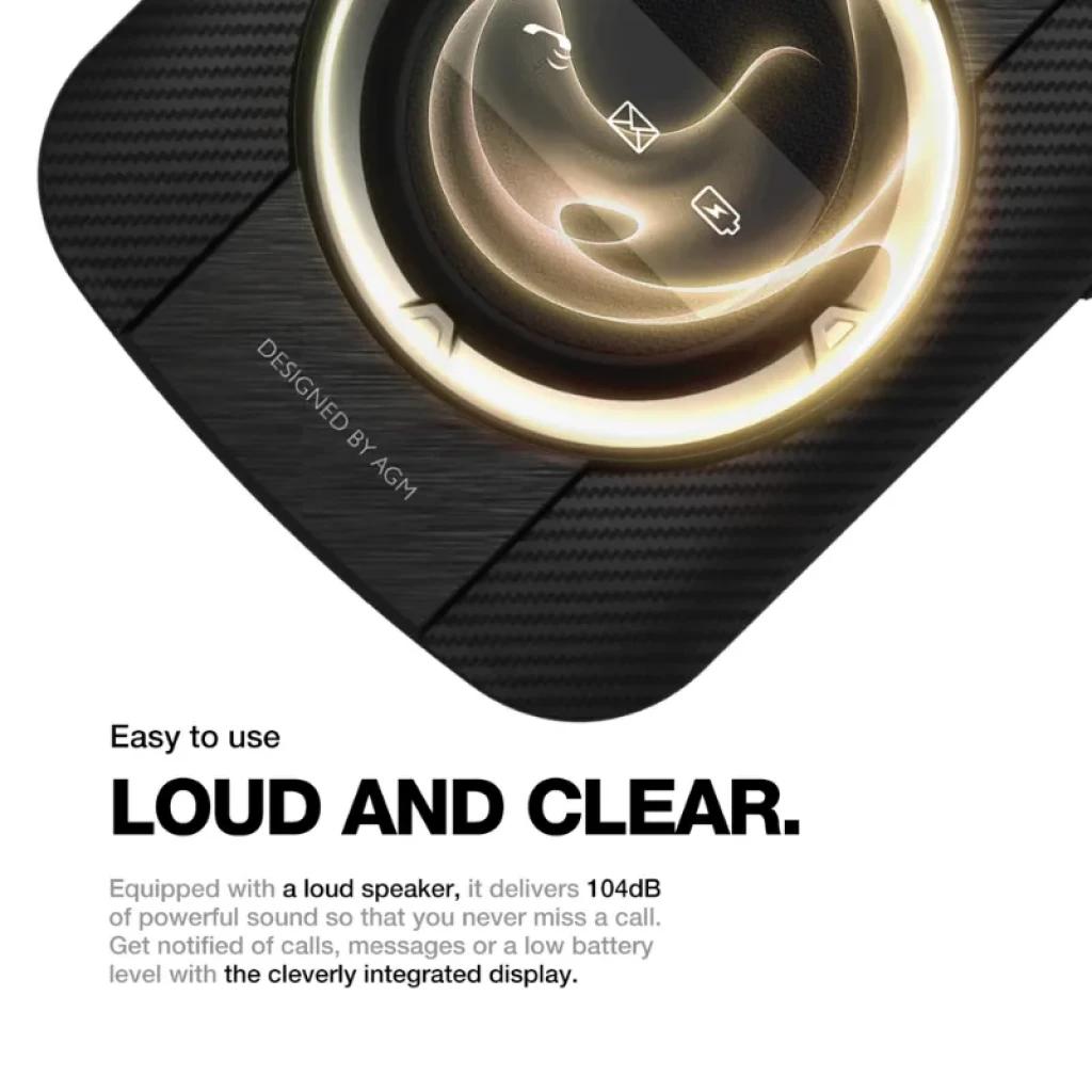 Alto-falante potente integrado pela AGM com luz LED circular, ícones de notificações e texto Loud and clear em primeiro plano sobre textura tipo fibra de carbono